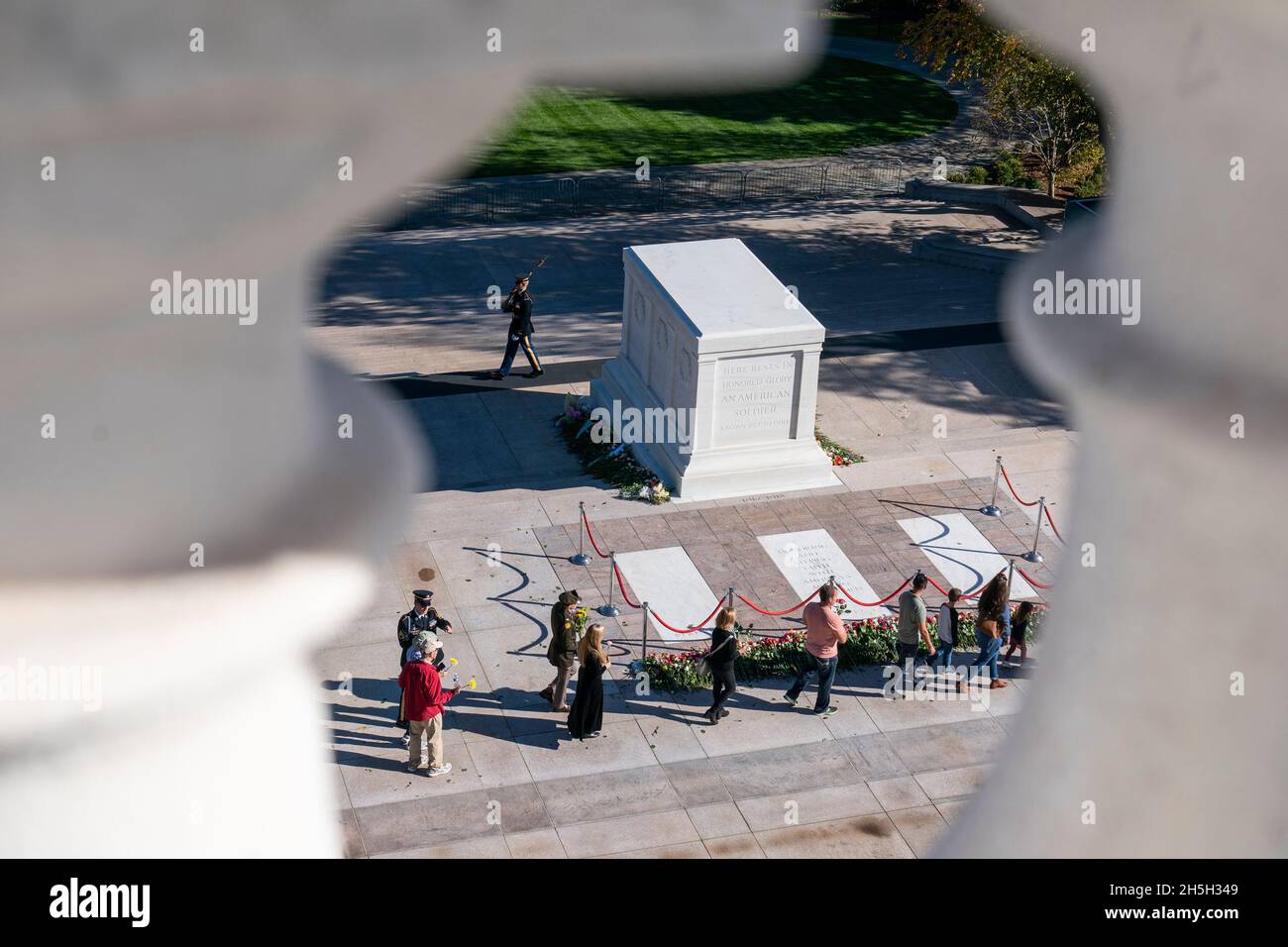 Während einer hundertjährigen Gedenkveranstaltung am Grab des unbekannten Soldaten auf dem Nationalfriedhof von Arlington, Dienstag, den 9. November 2021, in Arlington, Virginia.Quelle: Alex Brandon/Pool via CNP /MediaPunch Stockfoto