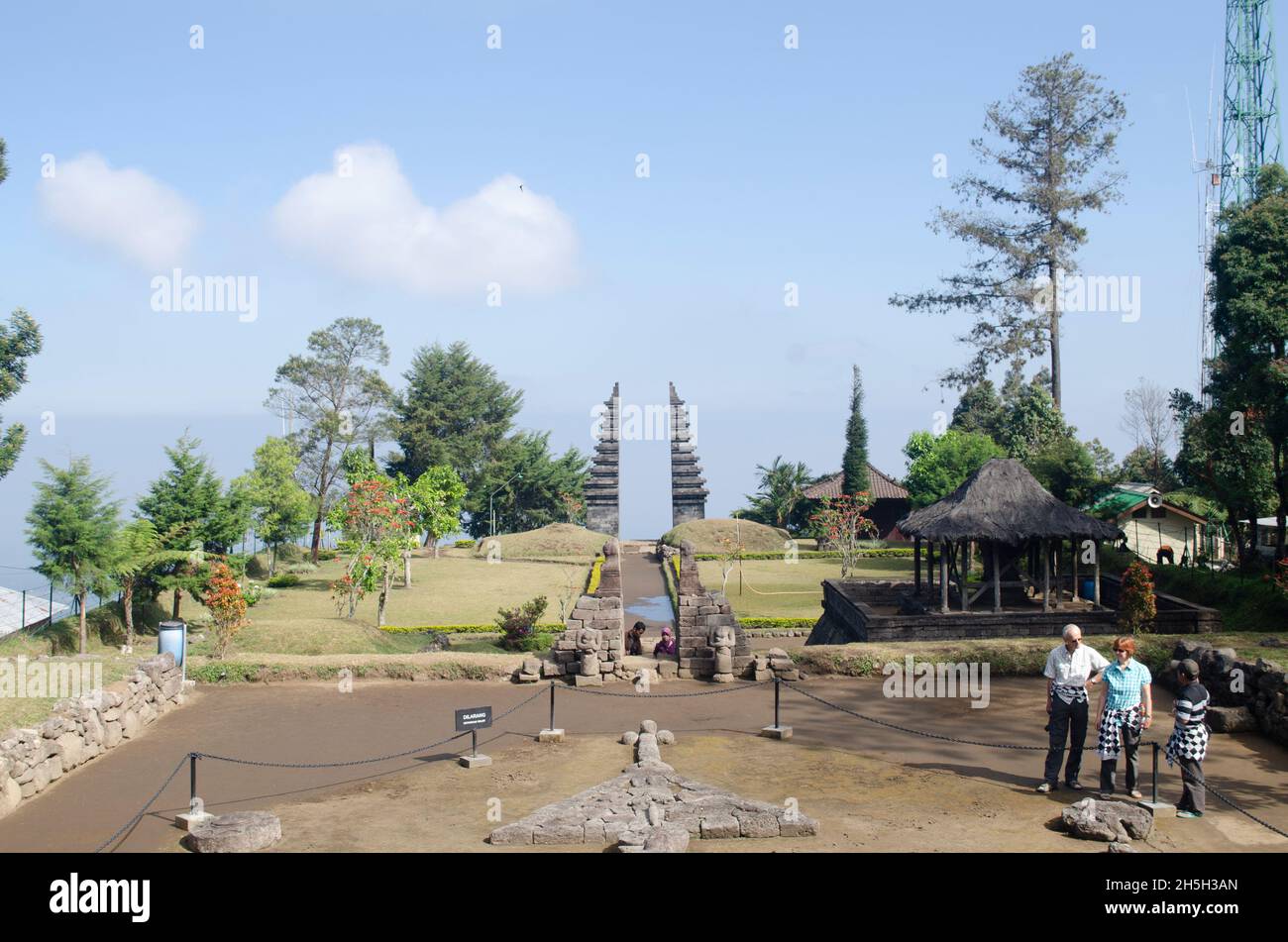 Karanganyar, Indonesien. 31. Juli 2015. Eine Gruppe von Touristen besichtigen den Cetho-Tempel Stockfoto