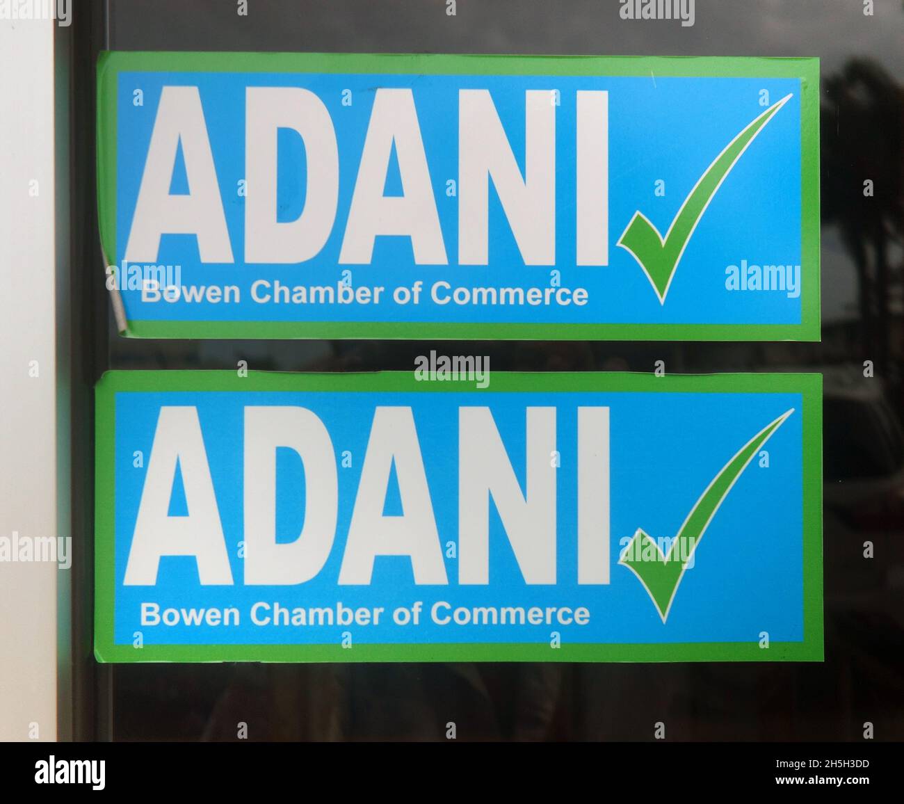 Fensteraufkleber, die von der Bowen Chamber of Commerce an lokale Unternehmen verteilt werden, um Adani-Kohlebergwerke in der Region, Bowen, Queensland, Australien, zu fördern Stockfoto
