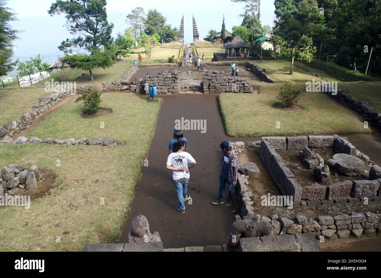 Karanganyar, Indonesien. 31. Juli 2015. Eine Gruppe von Touristen besichtigen den Cetho-Tempel Stockfoto