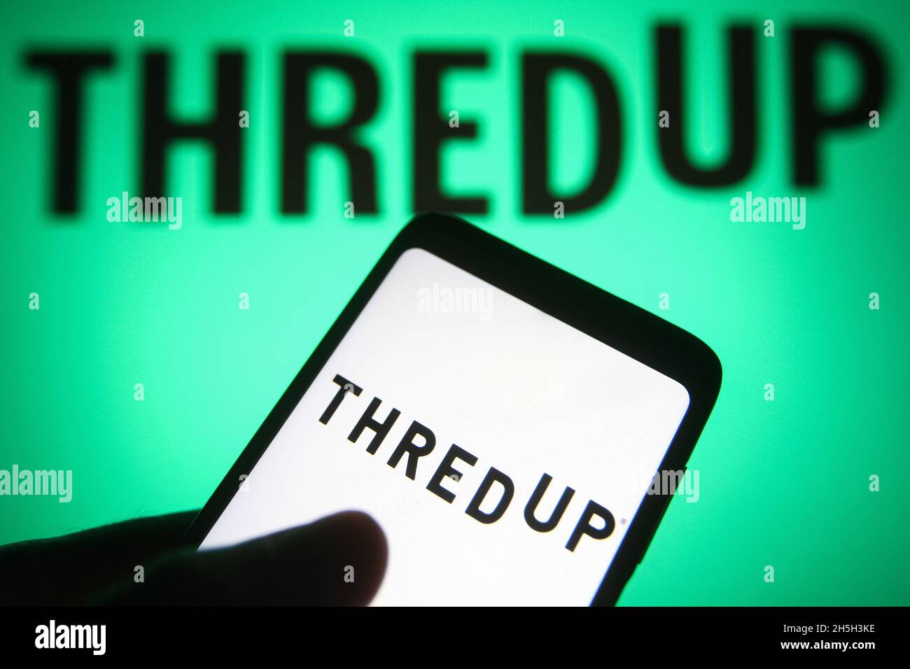 Ukraine. November 2021. In dieser Abbildung ist das thredUP-Logo auf einem Smartphone-Bildschirm und im Hintergrund zu sehen. Kredit: SOPA Images Limited/Alamy Live Nachrichten Stockfoto