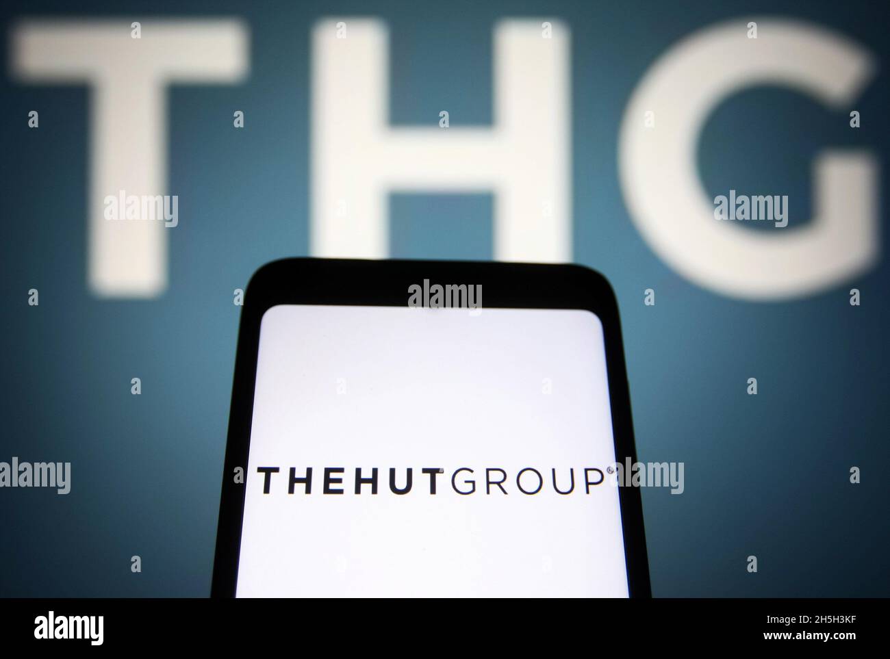 Ukraine. November 2021. In dieser Abbildung ist das Logo der THG PLC (The Hut Group) auf einem Smartphone und einem pc-Bildschirm zu sehen. Kredit: SOPA Images Limited/Alamy Live Nachrichten Stockfoto