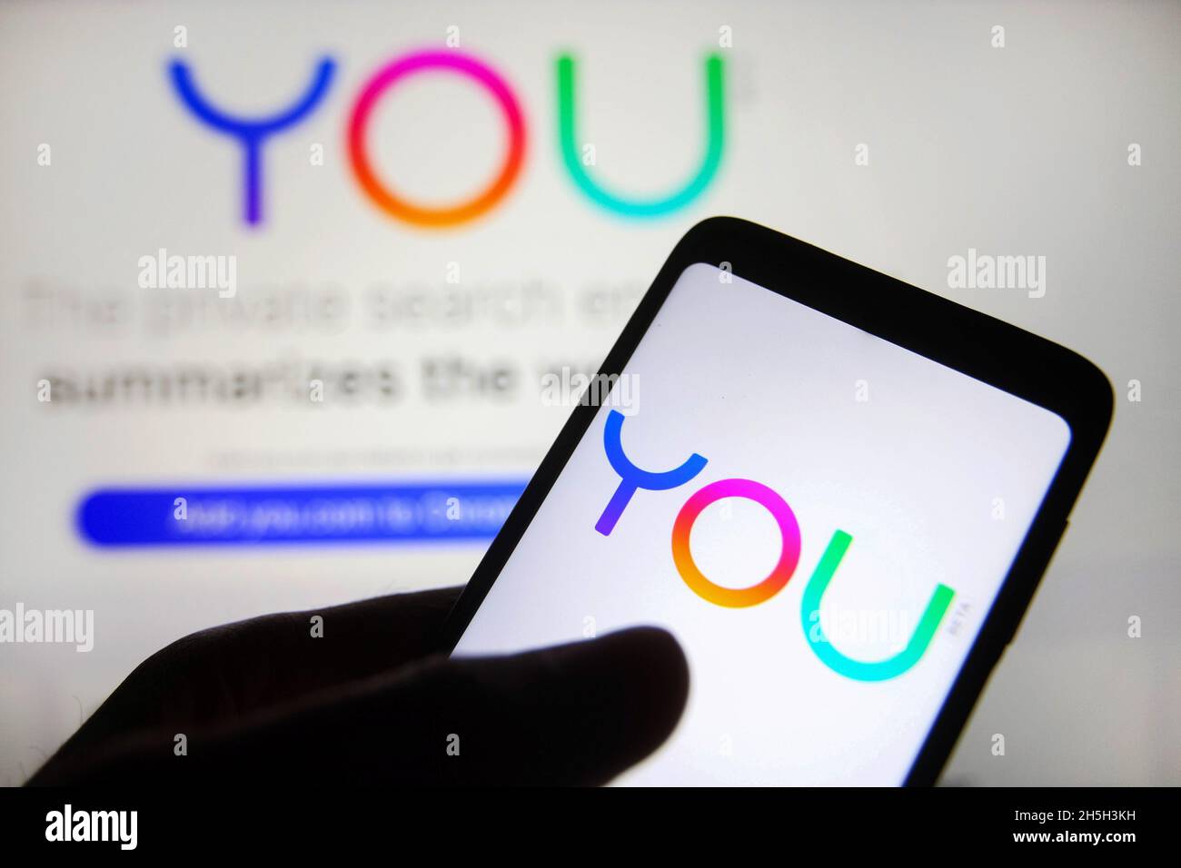 Ukraine. November 2021. In dieser Abbildung ist ein You.com-Logo eines Startups auf einem Smartphone-Bildschirm mit seiner Website im Hintergrund zu sehen. Kredit: SOPA Images Limited/Alamy Live Nachrichten Stockfoto