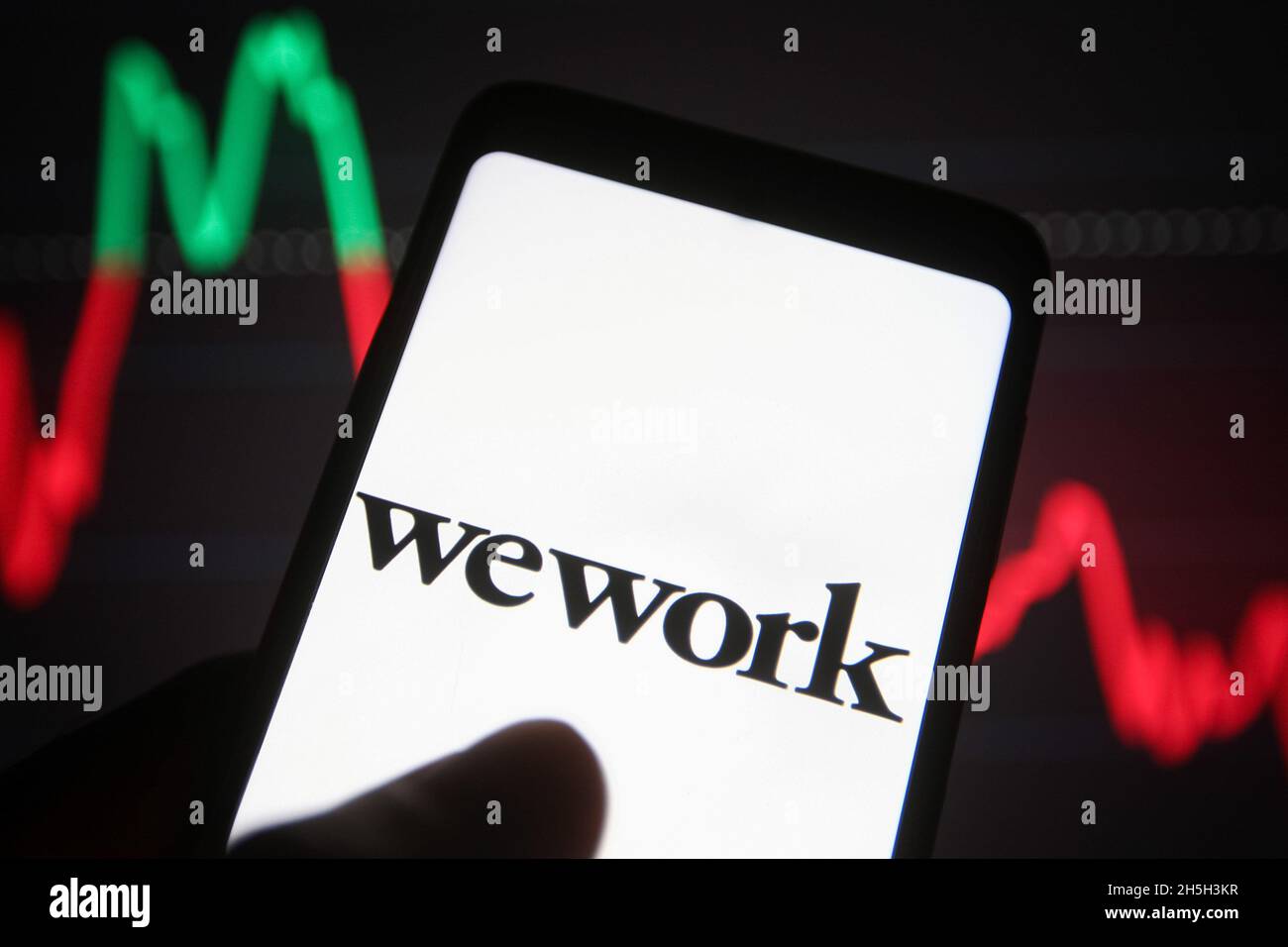 Ukraine. November 2021. In dieser Abbildung ist ein WeWork Companies Inc. Logo auf einem Smartphone-Bildschirm zu sehen. Kredit: SOPA Images Limited/Alamy Live Nachrichten Stockfoto