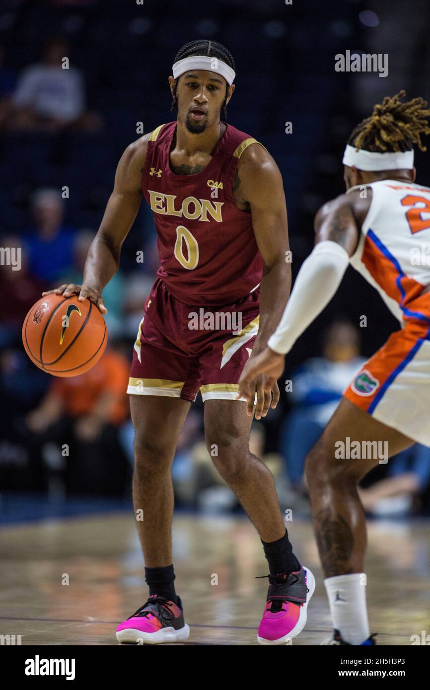 9. November 2021: Der Wächter von Elon Phoenix, Hunter McIntosh (0), führt die Elon-Offensive während des NCAA-Basketballspiels zwischen dem Elon Phoenix und den Florida Gators im Stephen C. O'Connell Center Gainesville, FL, durch. Jonathan Huff/CSM. Stockfoto