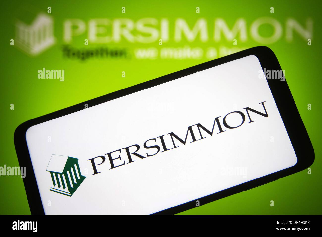 Ukraine. November 2021. In dieser Abbildung ist ein Logo von Persimmon plc auf einem Smartphone-Bildschirm und im Hintergrund zu sehen. (Foto von Pavlo Gonchar/SOPA Images/Sipa USA) Quelle: SIPA USA/Alamy Live News Stockfoto