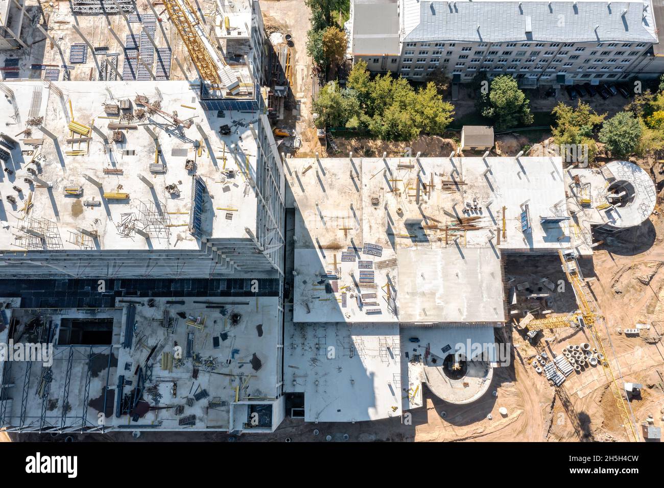 Neues Einkaufszentrum mit Parkhaus im Bau. Luftaufnahme von der fliegenden Drohne. Stockfoto