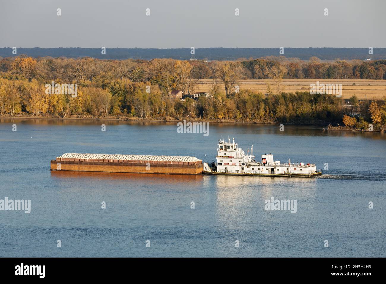 Der Mississippi River ist an einem Herbstnachmittag im November im Bargenverkehr unterwegs Stockfoto