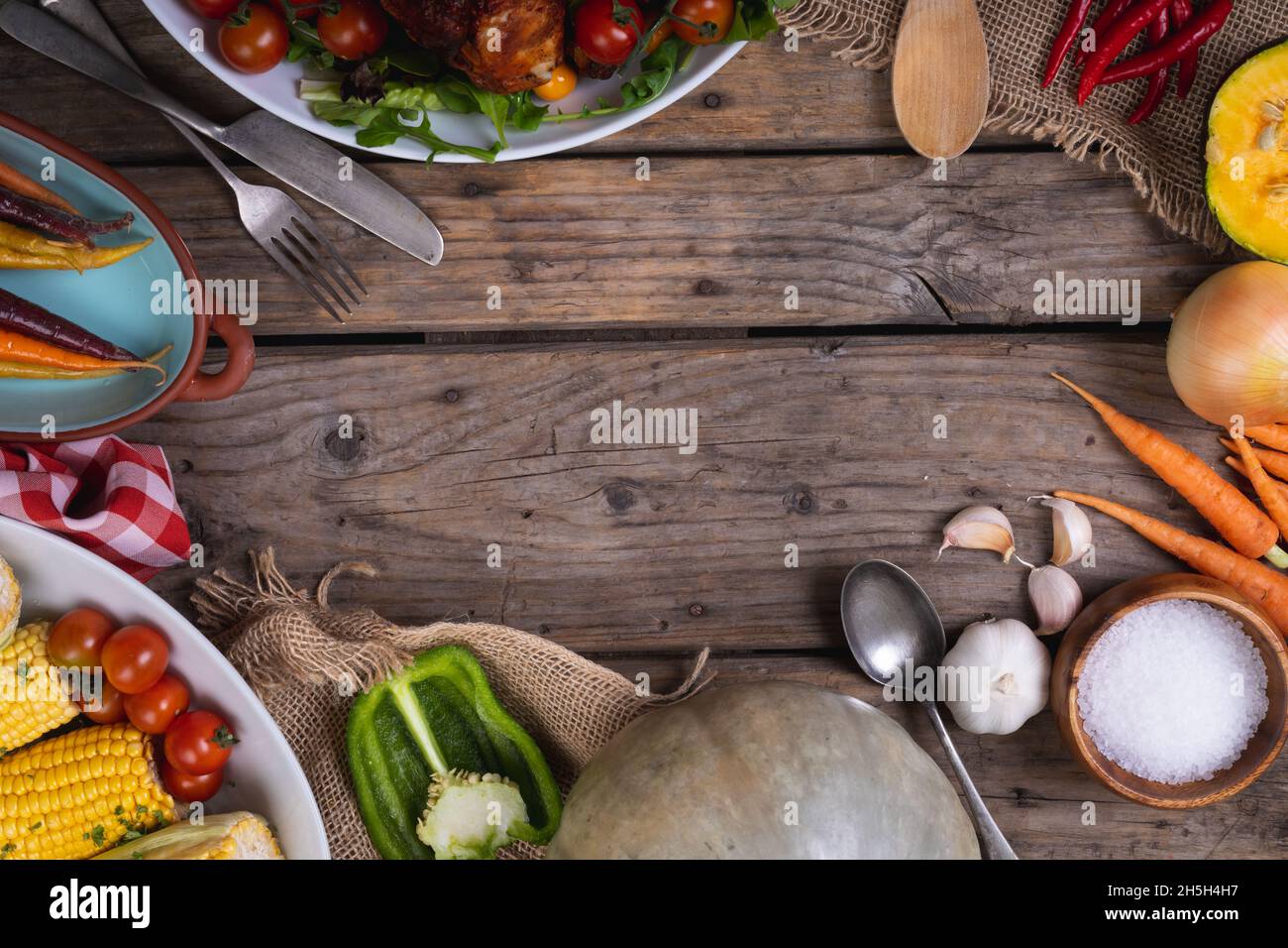Nahaufnahme mehrerer Lebensmittelzutaten und Besteck mit Platz für Kopien auf Holzoberfläche Stockfoto