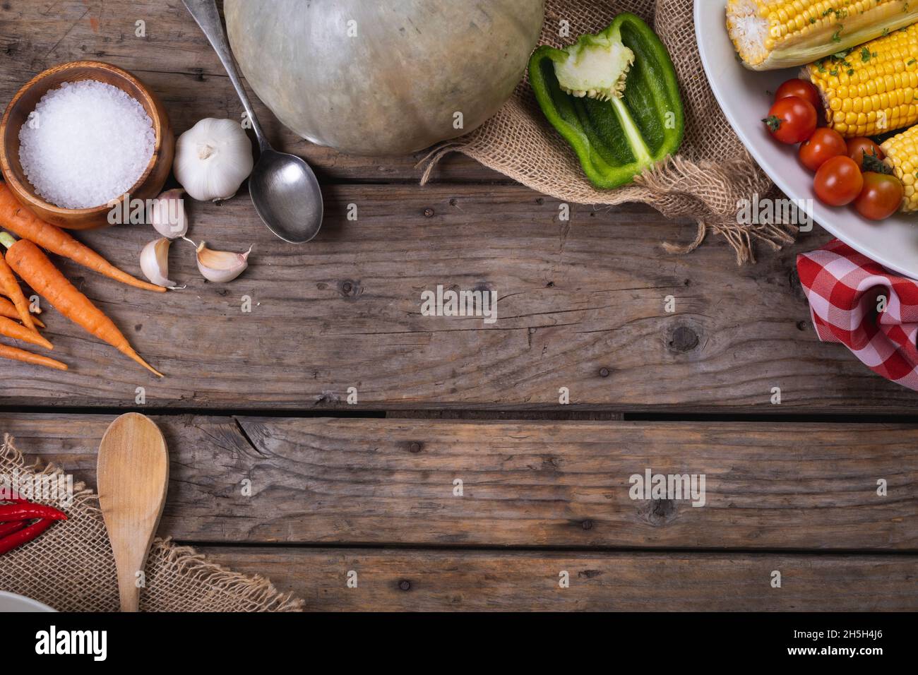 Nahaufnahme mehrerer Lebensmittelzutaten und Besteck mit Platz für Kopien auf Holzoberfläche Stockfoto