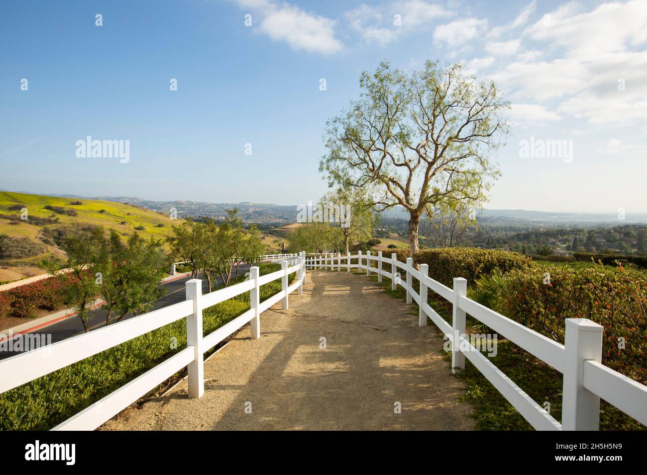Tagesansicht eines öffentlichen Pfades und Stadtansicht von Yorba Linda, Kalifornien, USA. Stockfoto
