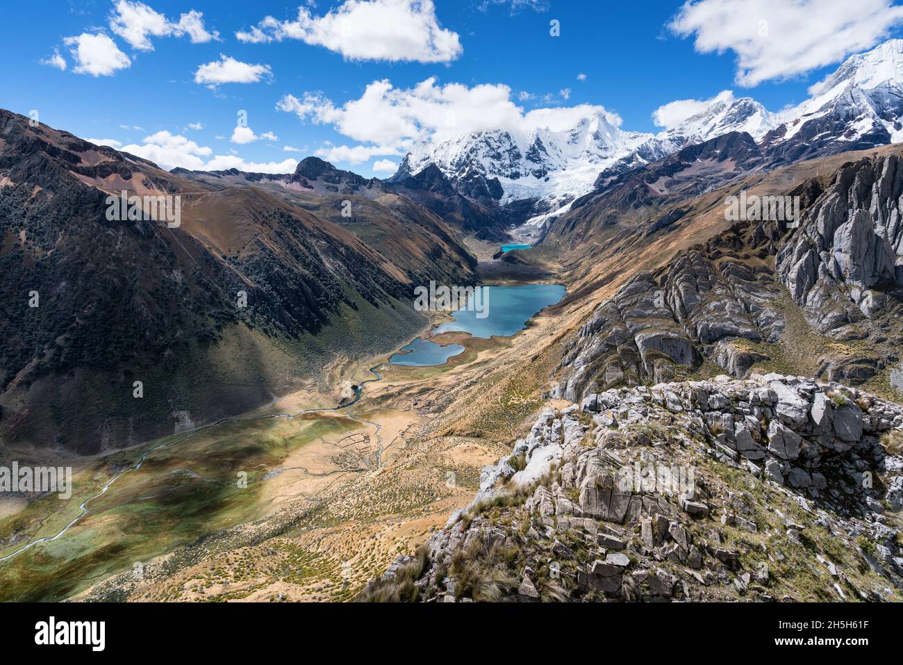 Nächster Campingplatz unten am See beim Wandern entlang des Cordillera Huayhuash Trek, Peru Stockfoto