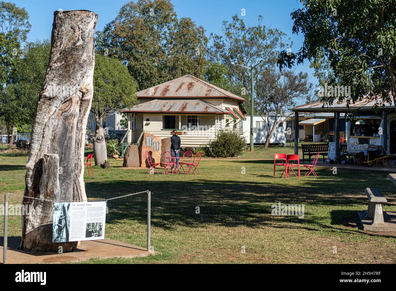 Aboriginal Scar Tree and Old Post Office Building, Beazley Park, Rolleston, Queensland, Australien Stockfoto