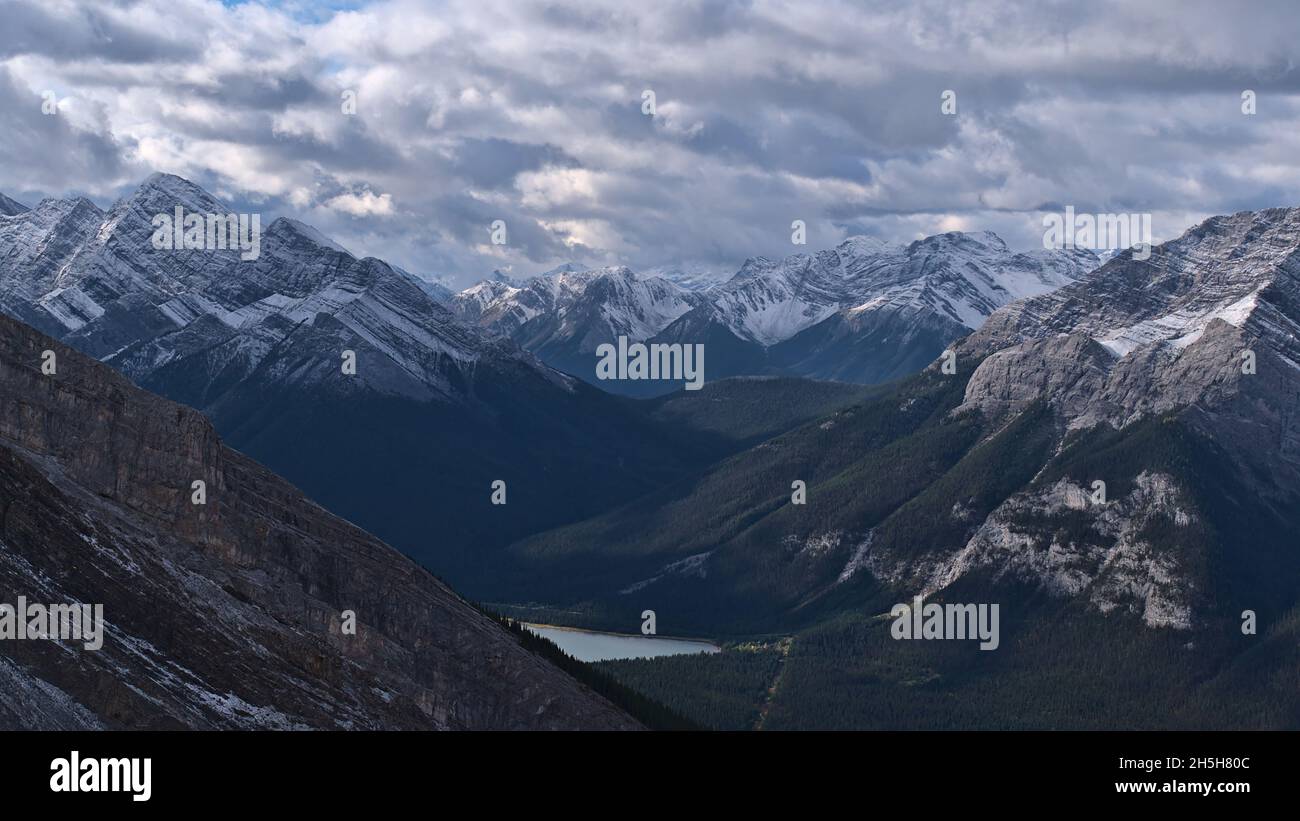 Blick auf die Rocky Mountains in der Nähe von Canmore, Alberta, Kanada mit dem Spray Lakes Reservoir und den schneebedeckten Gipfeln der Goat Range und der Sundance Range. Stockfoto