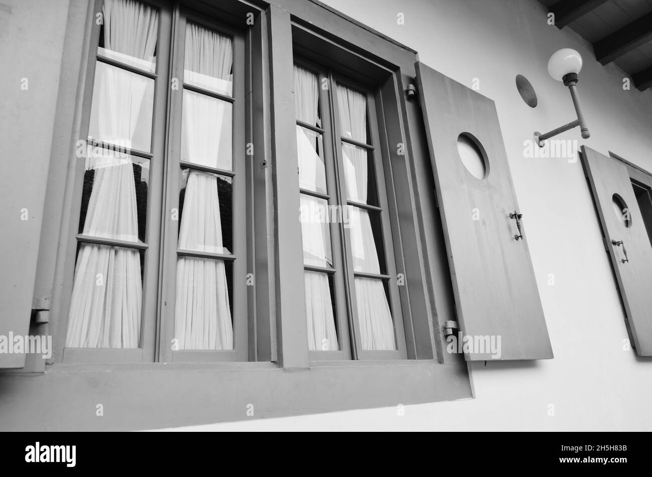 Fenster mit klassischem Modell in Schwarz-Weiß-Foto Stockfoto