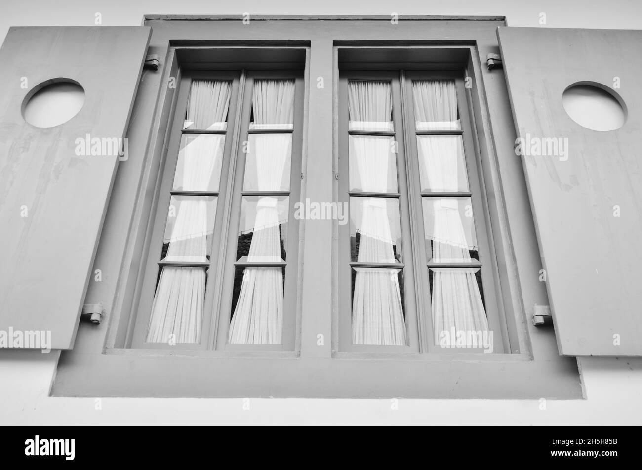 Fenster mit klassischem Modell in Schwarz-Weiß-Foto Stockfoto