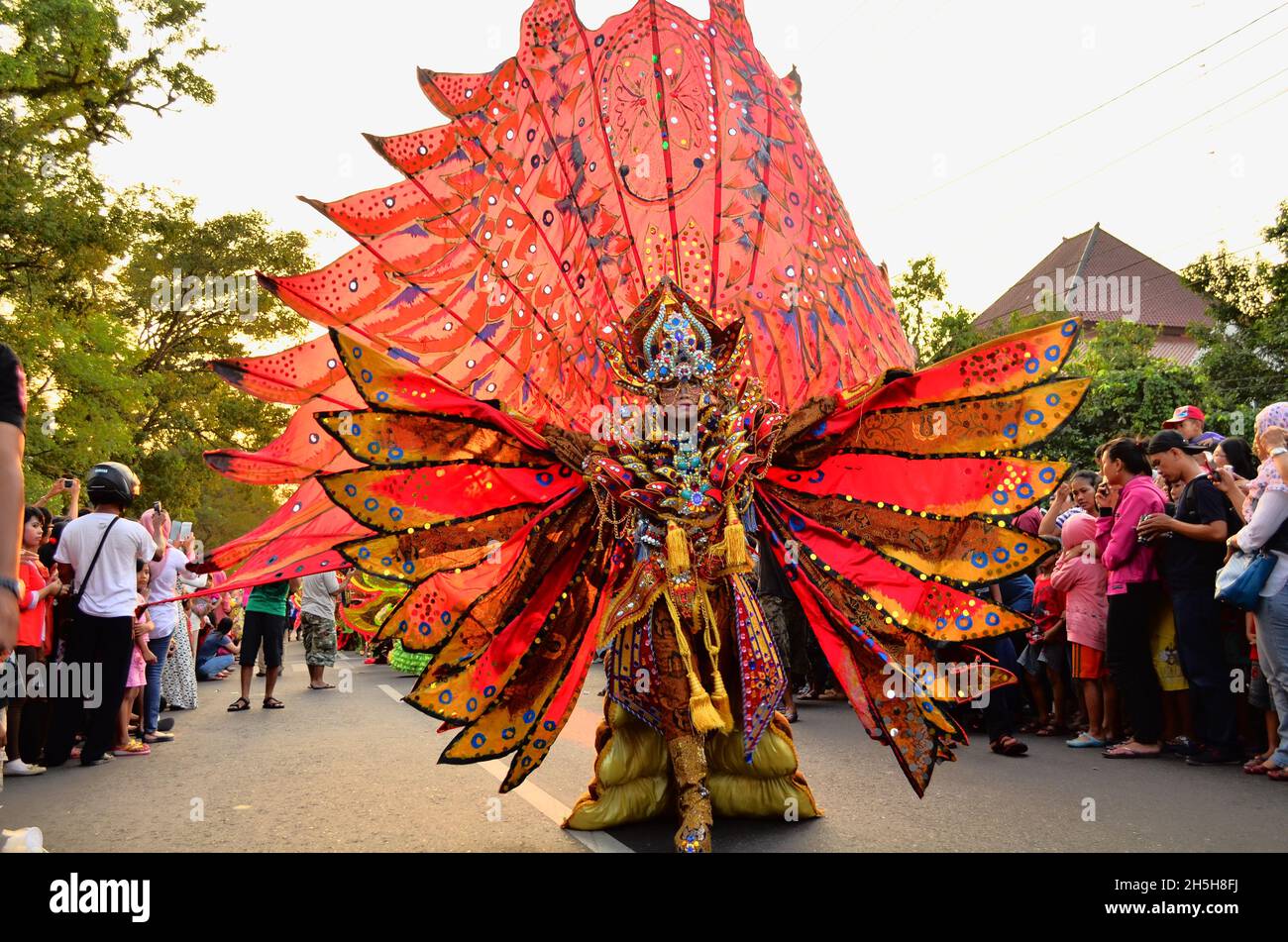 Eine Frau, die ein Kostüm auf einem Karneval Batik Solo, surakarta, Zentral-java, indonesien trägt. Stockfoto