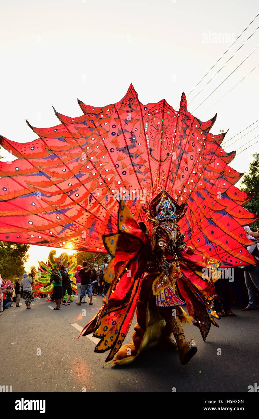 Eine Frau, die ein Kostüm auf einem Karneval Batik Solo, surakarta, Zentral-java, indonesien trägt. Stockfoto