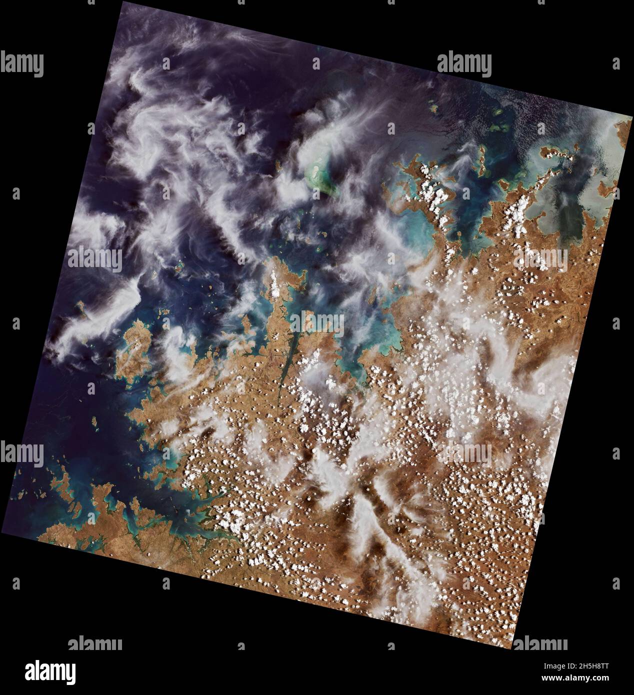 Platz. Oktober 2021. Landsat 9, eine gemeinsame Mission der NASA und des U.S. Geological Survey (USGS), die im September 2021 gestartet wurde, hat seine ersten Bilder der Erde gesammelt. Die „First-Light“-Bilder, die am 31. Oktober aufgenommen wurden, bieten eine Vorschau darauf, wie die Mission den Menschen helfen wird, lebenswichtige natürliche Ressourcen zu verwalten und die Auswirkungen des Klimawandels zu verstehen. Der neue Satellit erweitert einen beispiellosen Datensatz, der fast 50 Jahre Weltraumbeobachtung der Erde umfasst.Quelle: NASA Earth/ZUMA Press Wire Service/ZUMAPRESS.com/Alamy Live News Stockfoto
