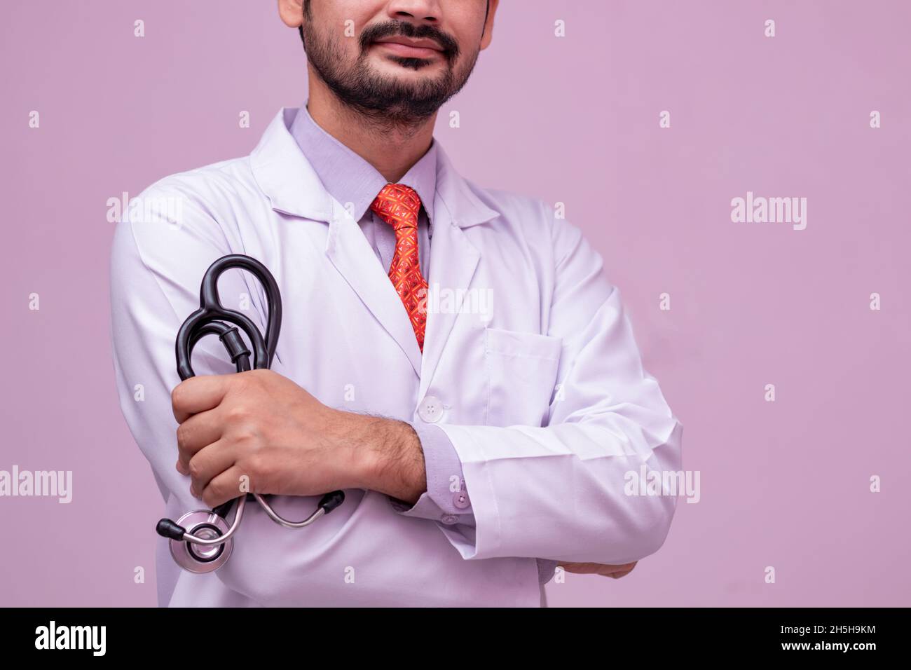 Gesundheitswesen und medizinisches Konzept. Medizin Arzt mit Stethoskop in der Hand auf isoliertem Hintergrund. Stockfoto