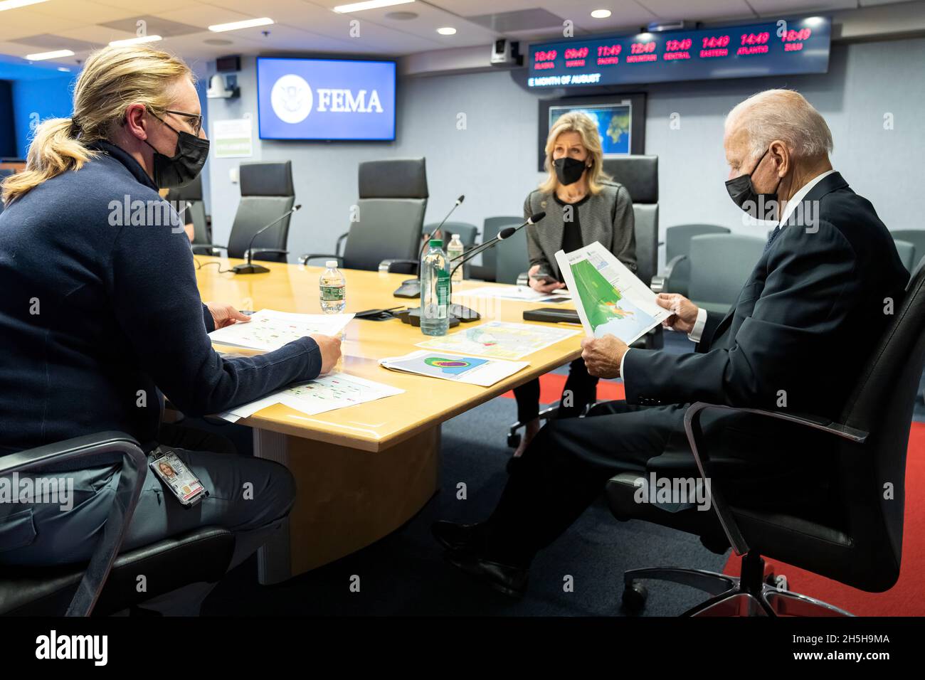 Präsident Joe Biden, zusammen mit Deanne Criswell, der Leiterin der Federal Emergency Management Agency (FEMA) und Liz Sherwood-Randall, der Stellvertretenden nationalen Sicherheitsberaterin, erhält am Sonntag, den 29. August 2021, im FEMA-Hauptquartier in Washington, D.C., eine aktuelle Informationsmeldung zum Thema „Ida“ (Offizielles Foto des Weißen Hauses von Adam Schultz) Stockfoto