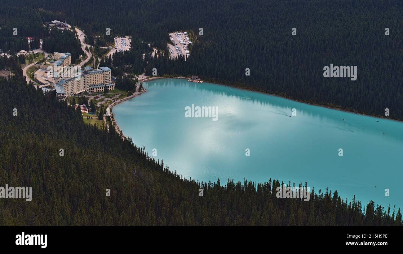 Luftaufnahme des östlichen Lake Louise mit türkisfarbenem Wasser umgeben von Wäldern im Banff National Park, Alberta, Kanada in den Rocky Mountains. Stockfoto
