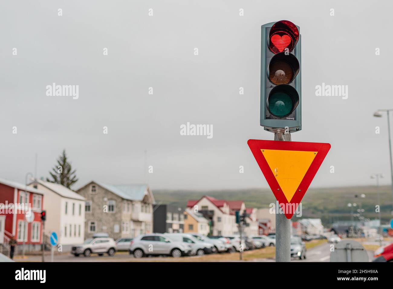 Kreative herzförmige Ampel. Rotes Licht mit Herzsymbol in Akureyri, Island. Eine coole und einladende Sache für Autofahrer, die im q stehen Stockfoto