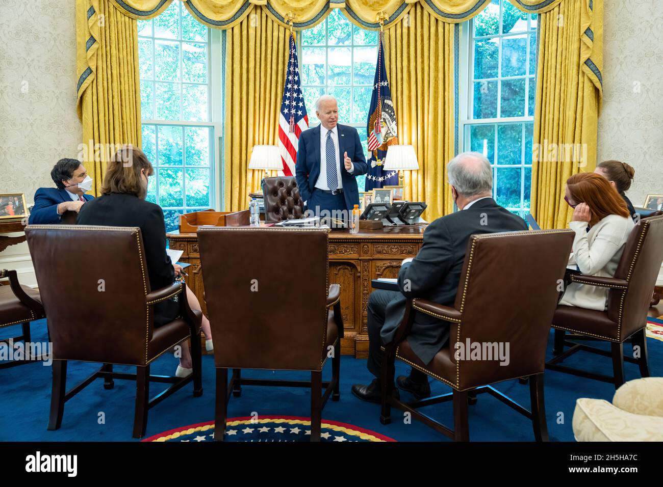 Präsident Joe Biden trifft sich mit Mitarbeitern, um die Bemerkungen zu besprechen, die er am Dienstag, den 24. August 2021, im Oval Office des Weißen Hauses über die Lage in Afghanistan halten wird. (Offizielles Foto des Weißen Hauses von Adam Schultz) Stockfoto