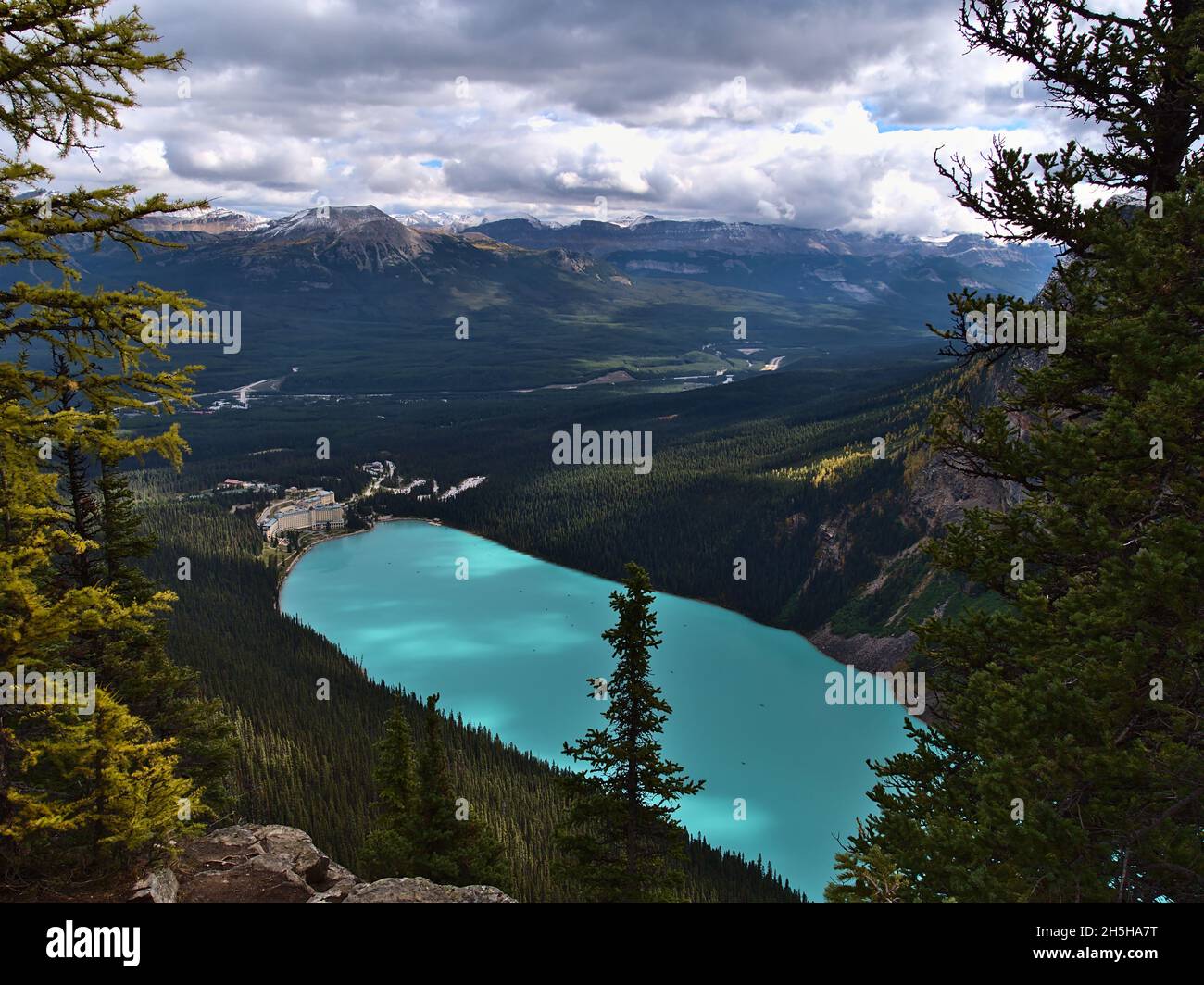 Atemberaubender Panoramablick auf den türkisfarbenen Lake Louise im Banff National Park, Alberta, Kanada, in den Rocky Mountains an bewölktem Tag im Herbst. Stockfoto