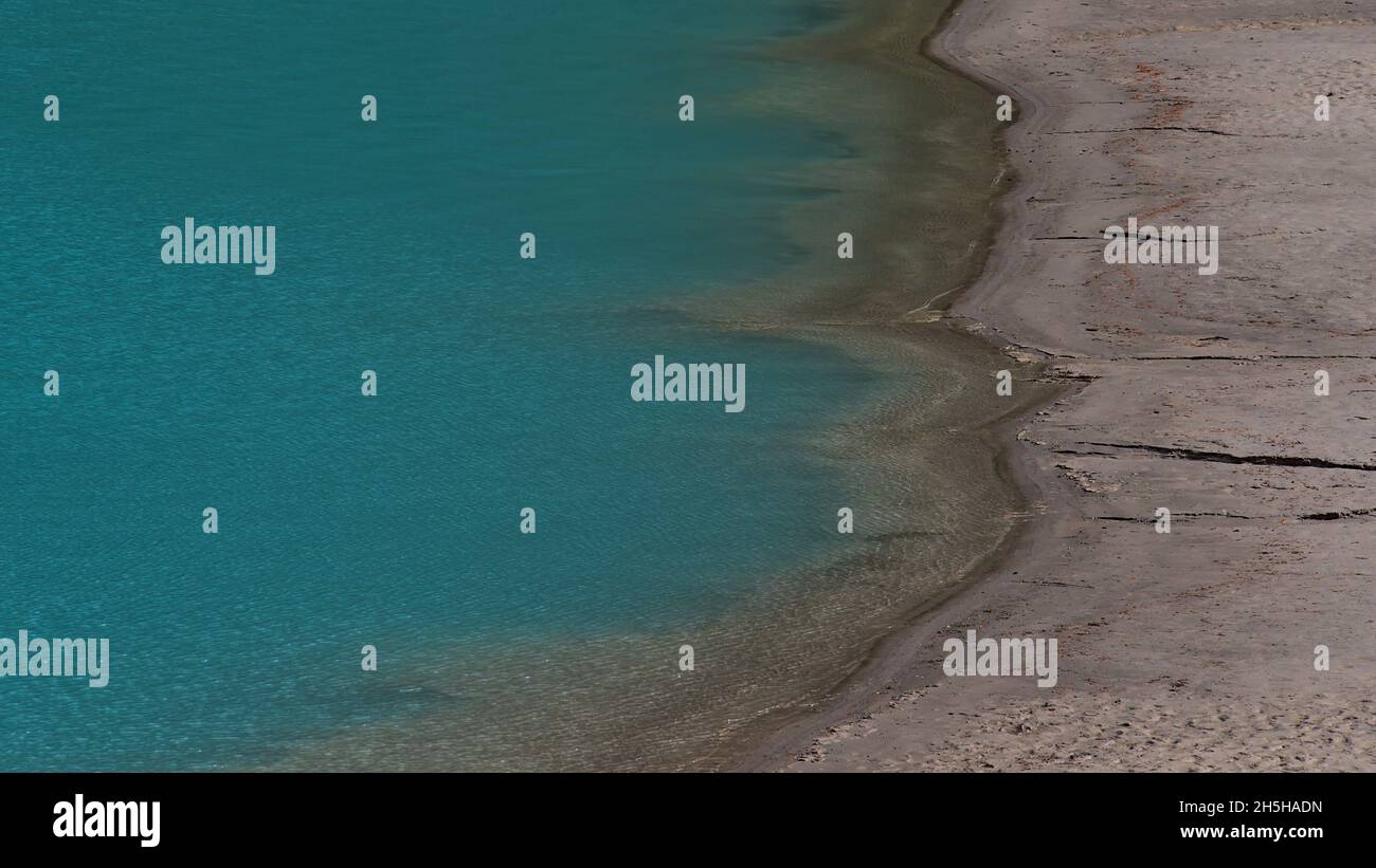 Blick auf das sandige Ufer des Lake Louise mit charakteristischem türkisfarbenem Wasser im Banff National Park, Alberta, Kanada in den Rockies. Stockfoto