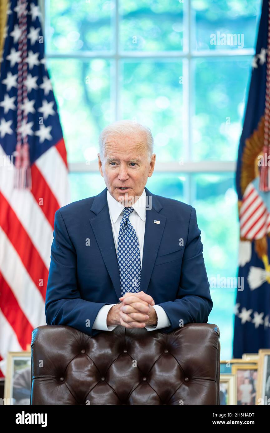 Präsident Joe Biden trifft sich mit Mitarbeitern, um die Bemerkungen zu besprechen, die er am Dienstag, den 24. August 2021, im Oval Office des Weißen Hauses über die Lage in Afghanistan halten wird. (Offizielles Foto des Weißen Hauses von Adam Schultz) Stockfoto