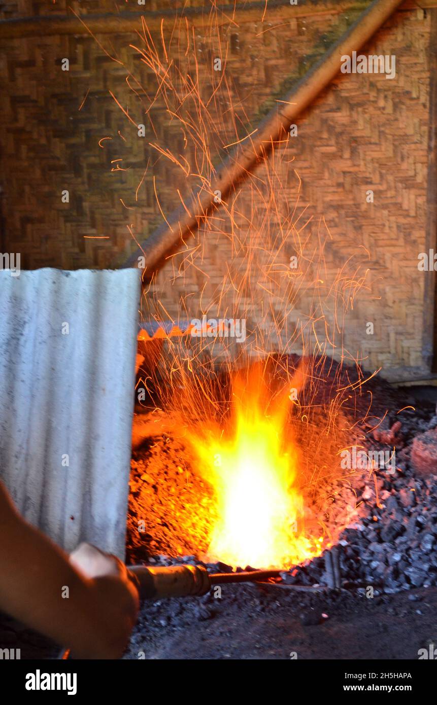 Der Prozess der Herstellung javanesischer Gamelan in Mojolaban, Sukoharjo, Zentral-Java, Indonesien Stockfoto