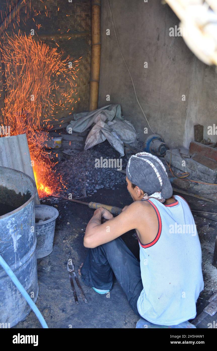 Der Prozess der Herstellung von Gamelan im Dorf Mojolaban, Sukoharjo, Zentral-Java, Indonesien. Stockfoto