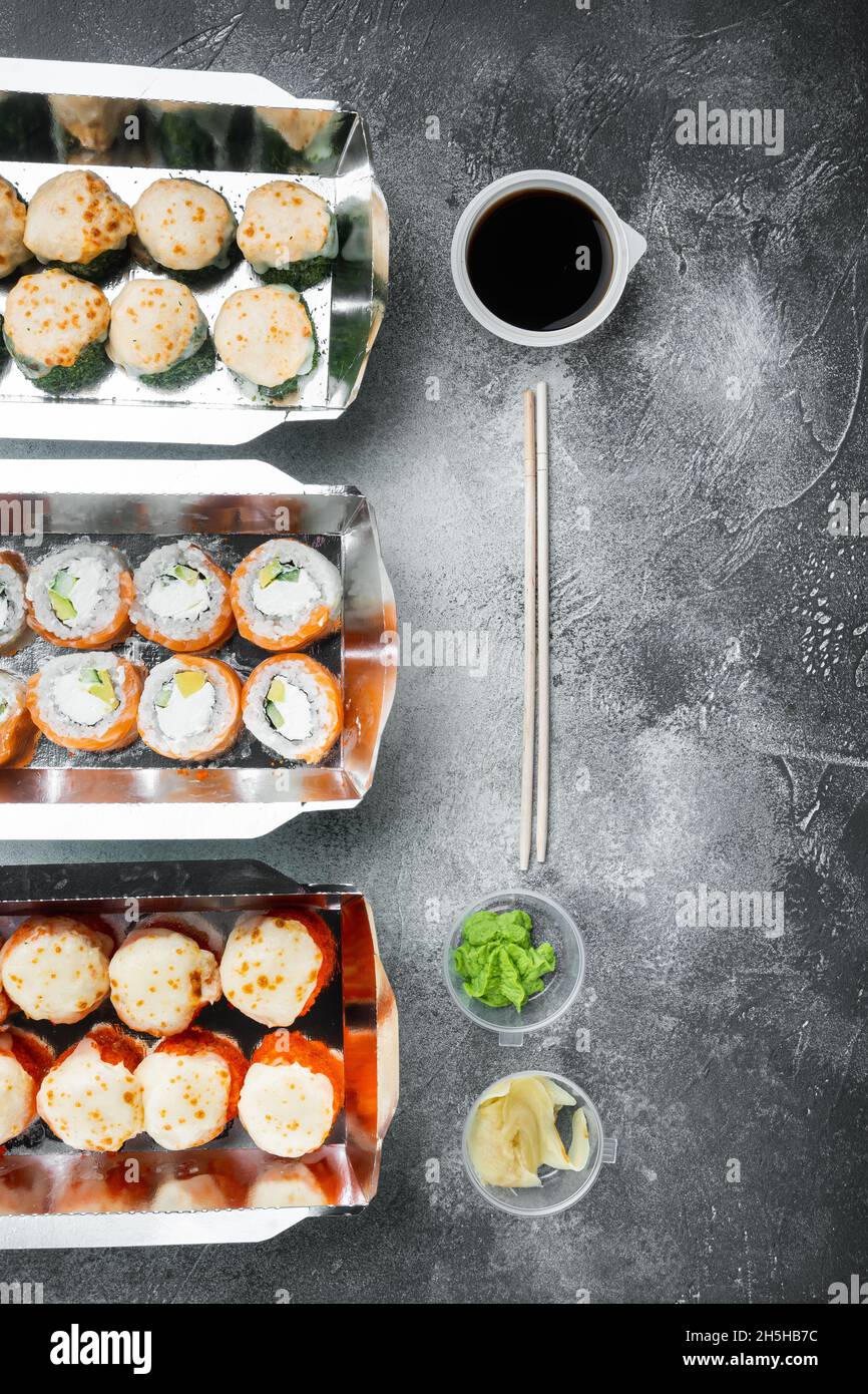 Sushi Roll Delivery Set, auf grauem Steinhintergrund, Draufsicht flach liegend, mit Copyspace und Platz für Text Stockfoto