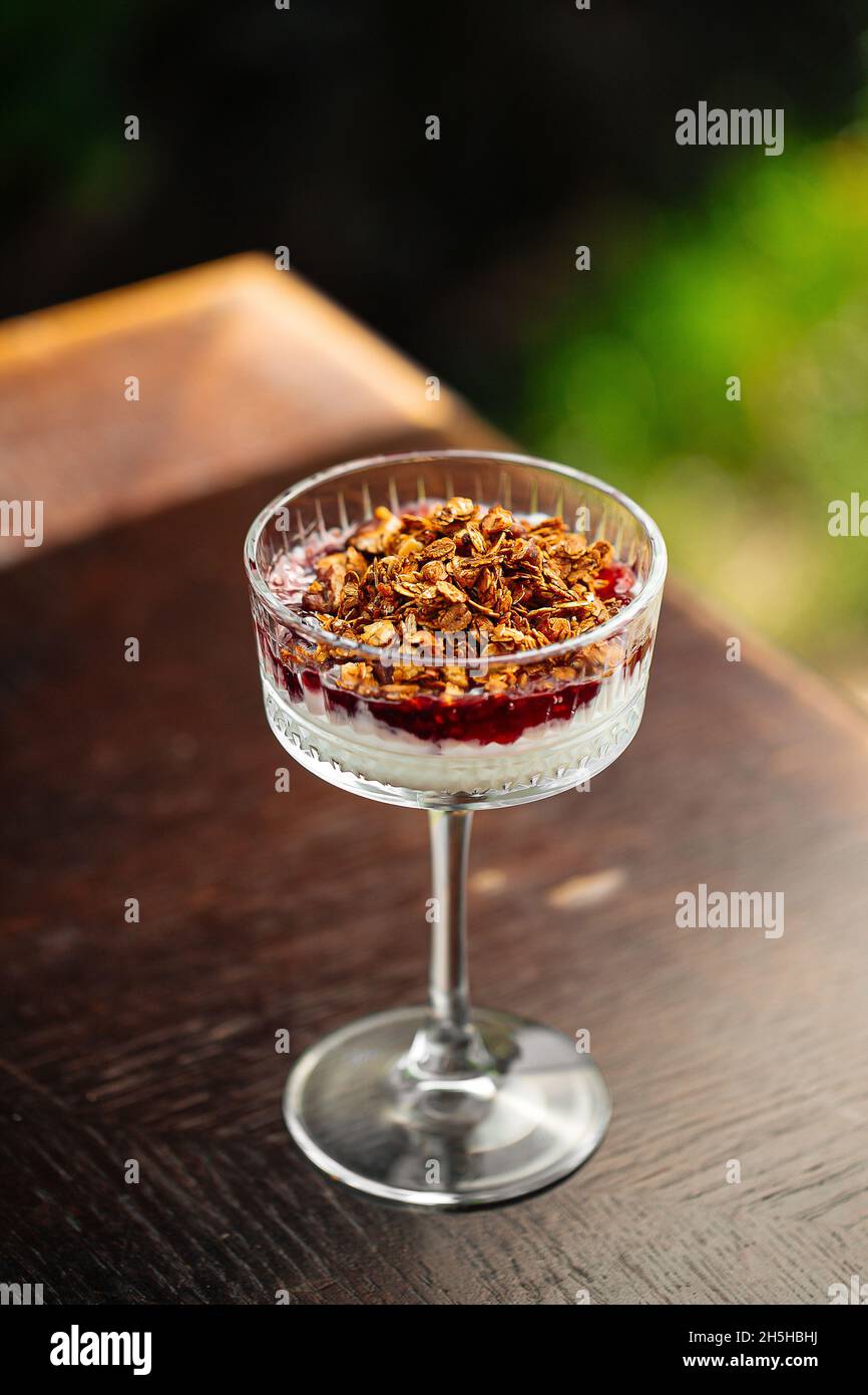 Granola Beere Kleinigkeit Dessert in einem schicken Glas Stockfoto