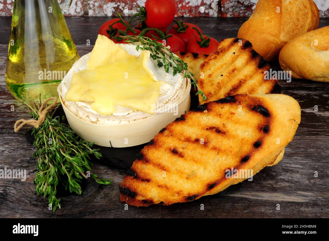 Gebackener cremiger französischer Camembert-Käse mit knusprigem geröstetem Brot Stockfoto