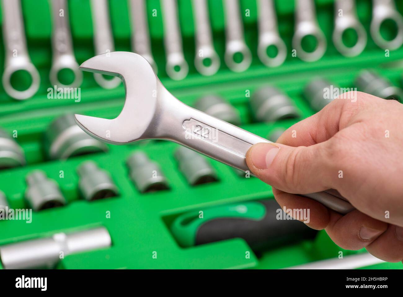 Ein Satz von Werkzeugen für die Reparatur im Autoservice - Mechaniker Hände, aus nächster Nähe. Automechaniker mit Arbeitswerkzeugen für die Reparatur und Diagnose von Autos in der gara Stockfoto