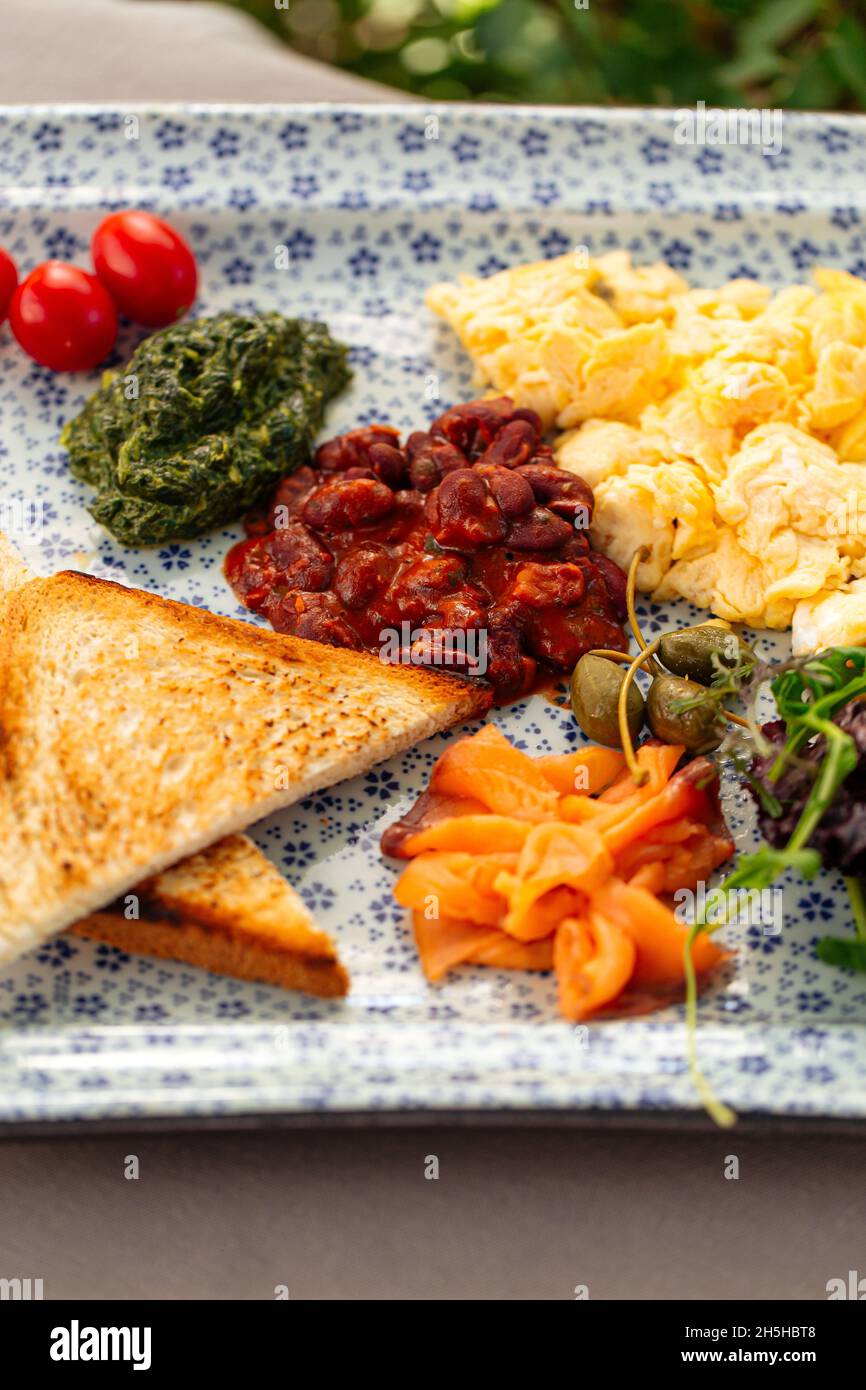 Serviert rustikales Frühstück mit Spiegeleiern Stockfoto