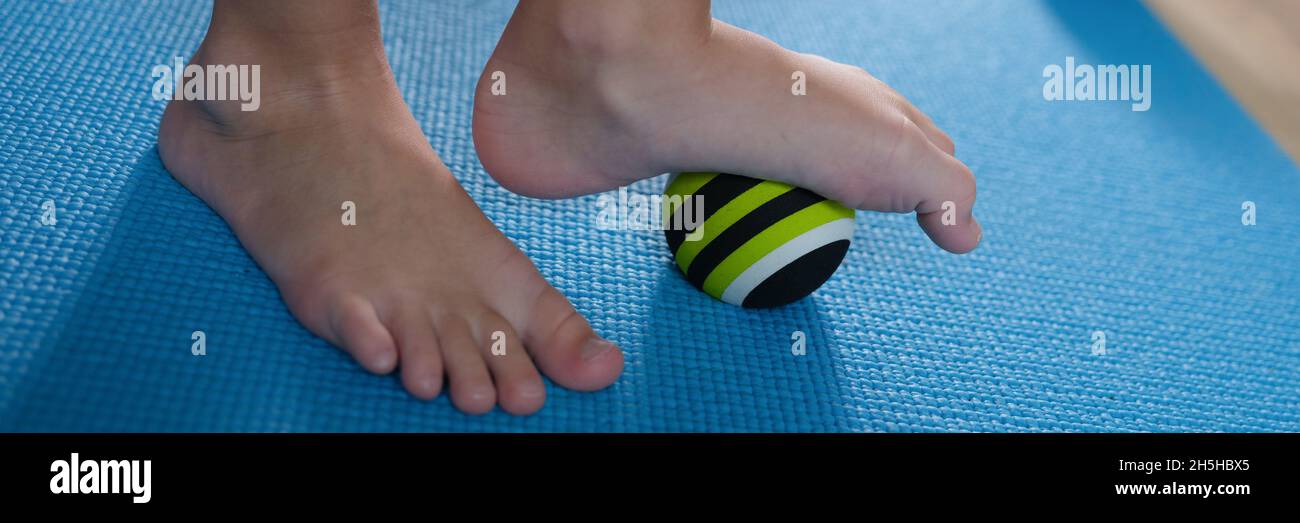 Baby Fuß auf Fuß Massage Ball Nahaufnahme Stockfoto