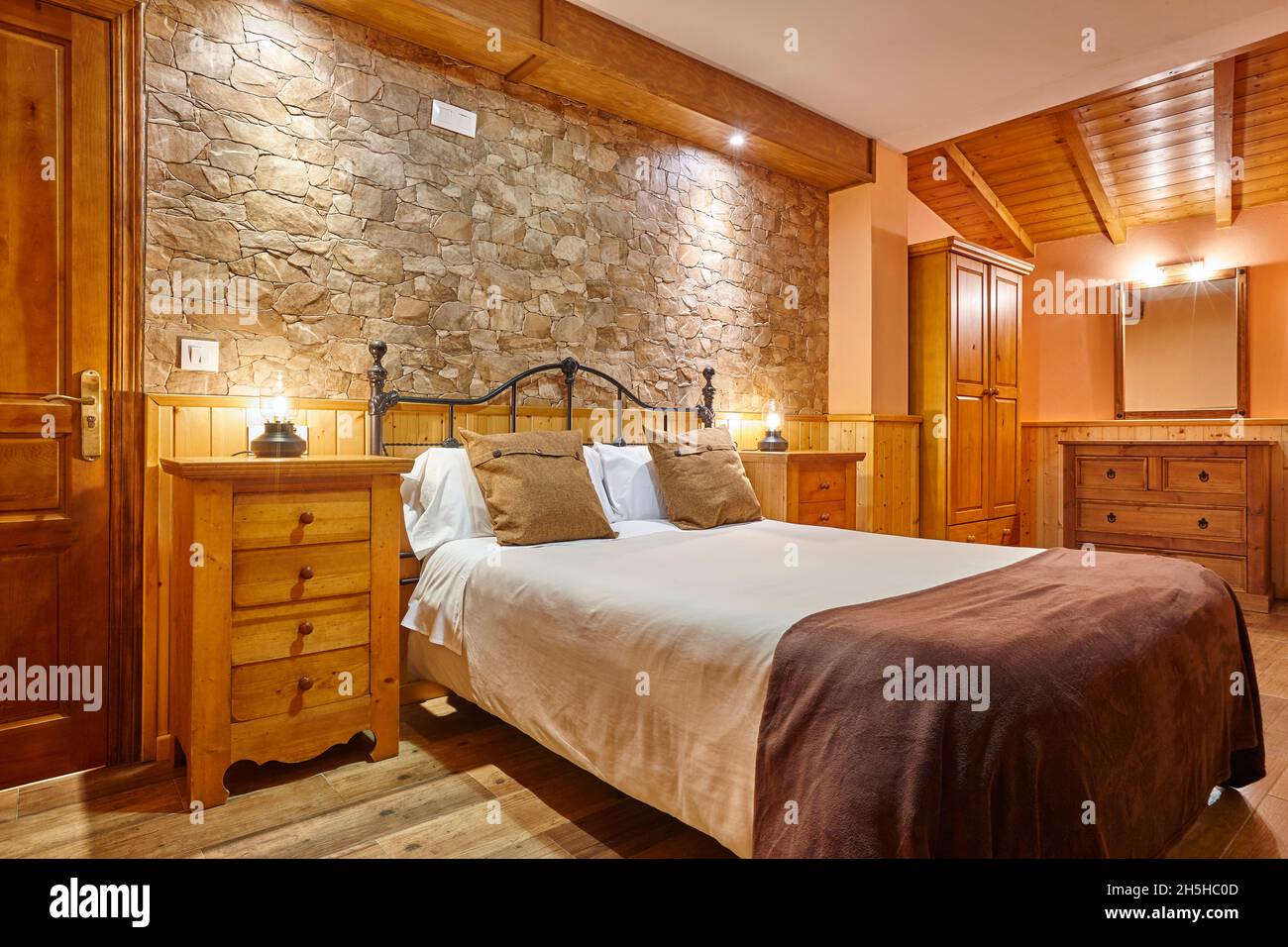 Rustikales Schlafzimmer im Innenbereich. Dekoration aus Holz und Stein.  Niemand Stockfotografie - Alamy