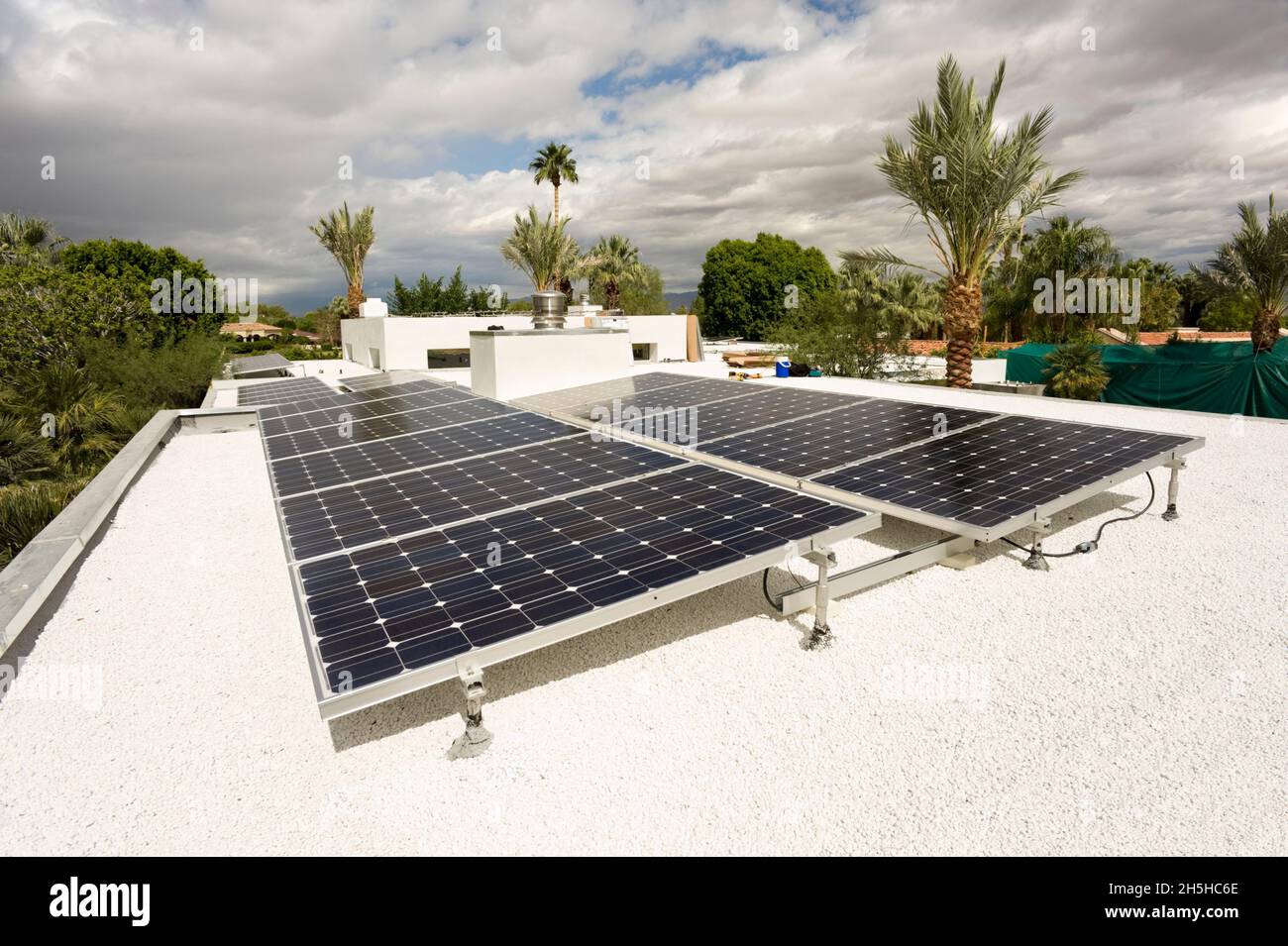 Dachsolaranlagen auf einem modernen Wüstenhaus in Palm Springs, Kalifornien Stockfoto