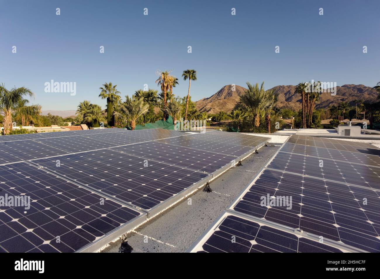 Dachsolaranlagen auf einem modernen Wüstenhaus in Palm Springs, Kalifornien Stockfoto