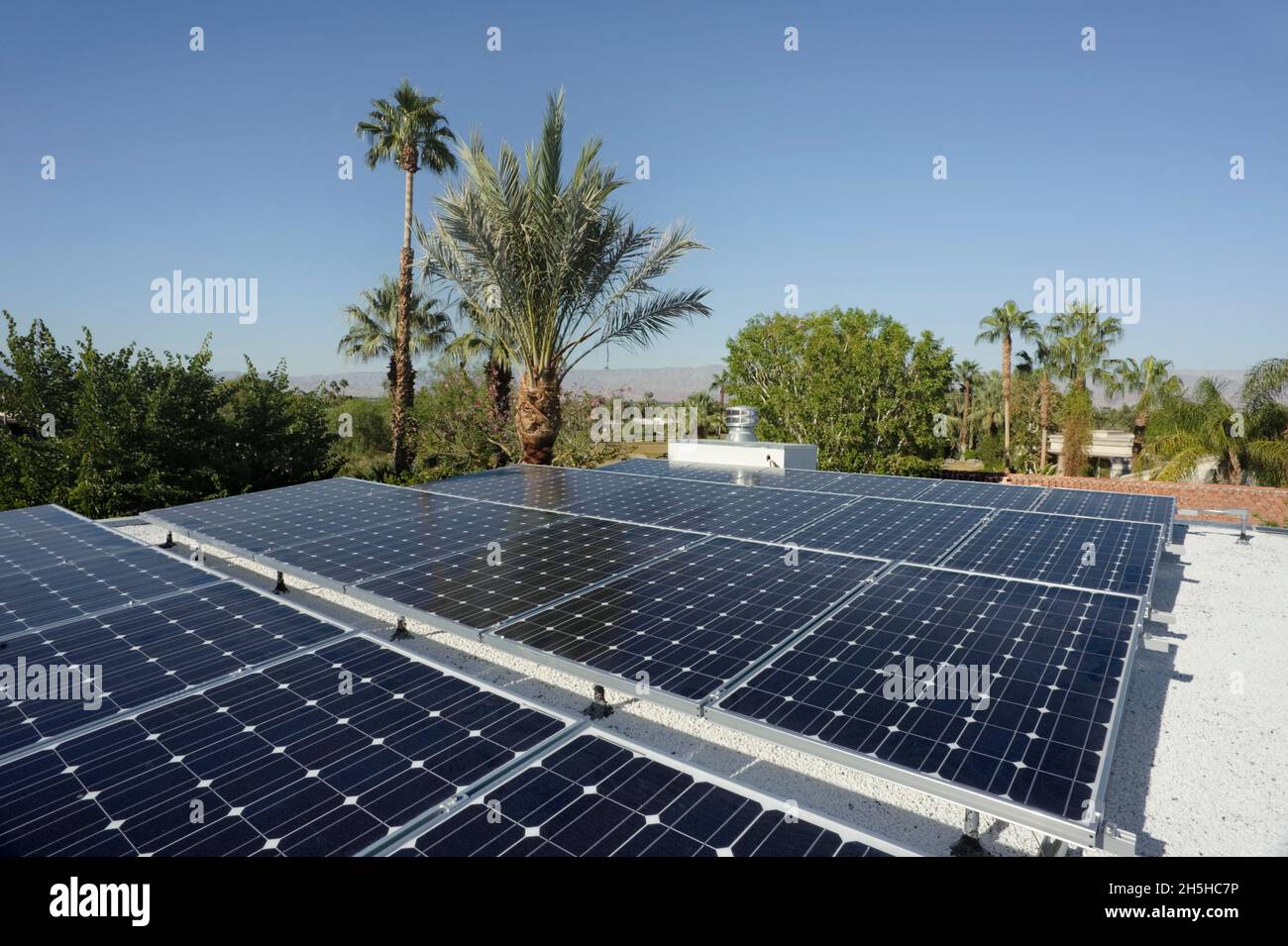 Dachsolaranlagen auf einem modernen Wüstenhaus in Palm Springs, Kalifornien Stockfoto