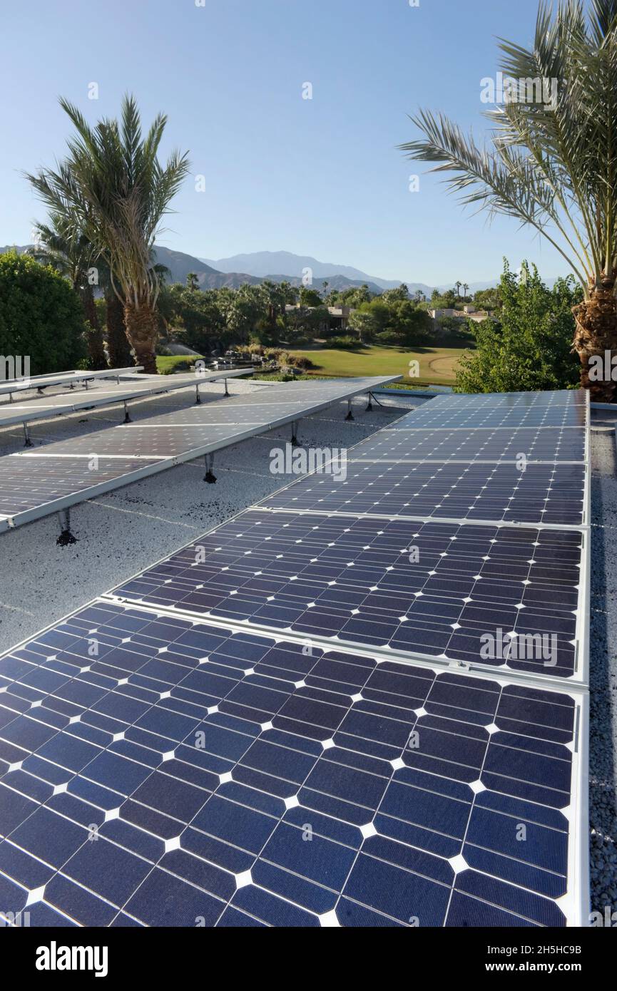 Dachsolaranlagen auf einem modernen Wüstenhaus in Palm Springs, Kalifornien Stockfoto