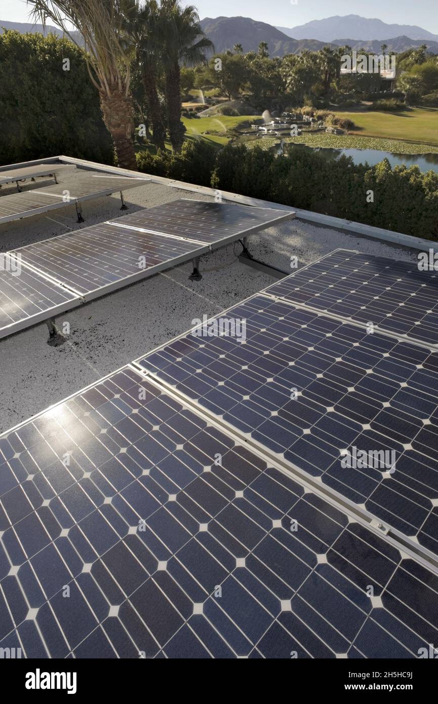 Dachsolaranlagen auf einem modernen Wüstenhaus in Palm Springs, Kalifornien Stockfoto