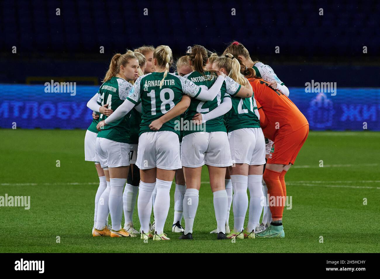 KHARKIV, UKRAINE - 9. NOVEMBER 2021: Das Spiel Women Champions League WFC Kharkiv gegen WFC Breidablik Stockfoto