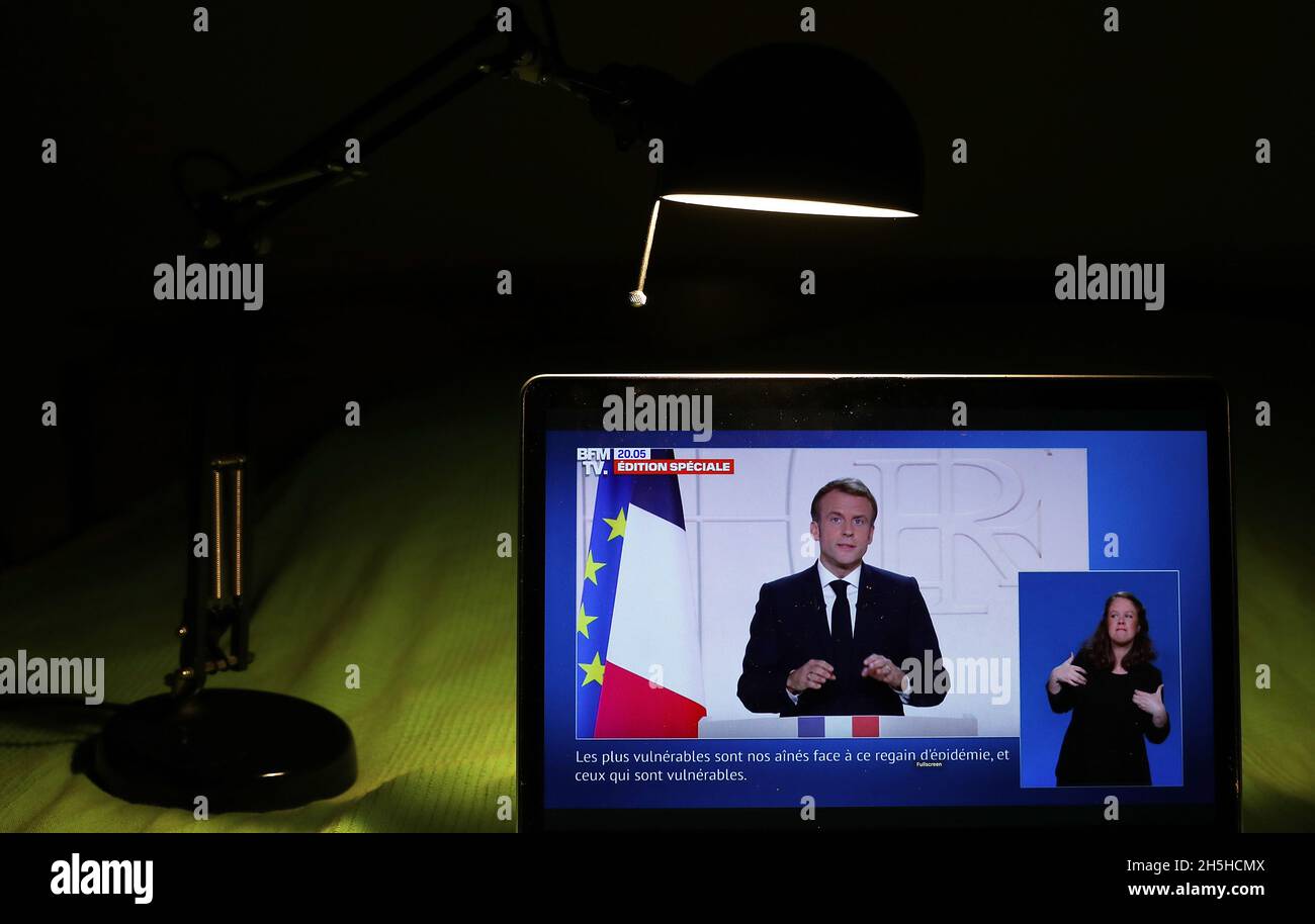 Paris, Frankreich. November 2021. Der französische Präsident Emmanuel Macron ist bei einer Fernsehansprache in Paris, Frankreich, am 9. November 2021 abgebildet. Macron kündigte am Dienstagabend an, dass Frankreich den Bau von Kernreaktoren wieder ankurbeln werde, um „Frankreichs Energieunabhängigkeit zu garantieren“. Kredit: Gao Jing/Xinhua/Alamy Live Nachrichten Stockfoto