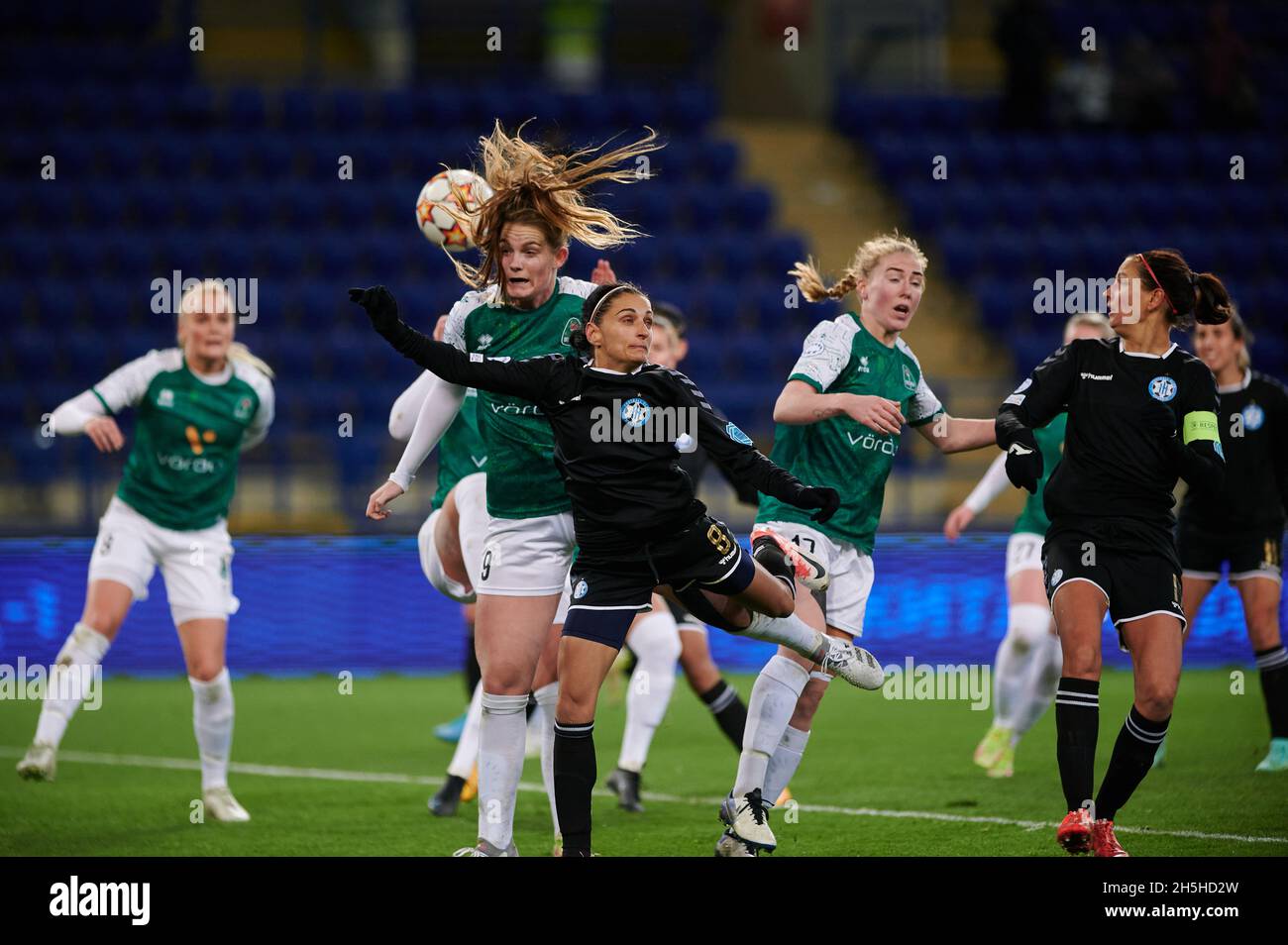 KHARKIV, UKRAINE - 9. NOVEMBER 2021: Das Spiel Women Champions League WFC Kharkiv gegen WFC Breidablik Stockfoto