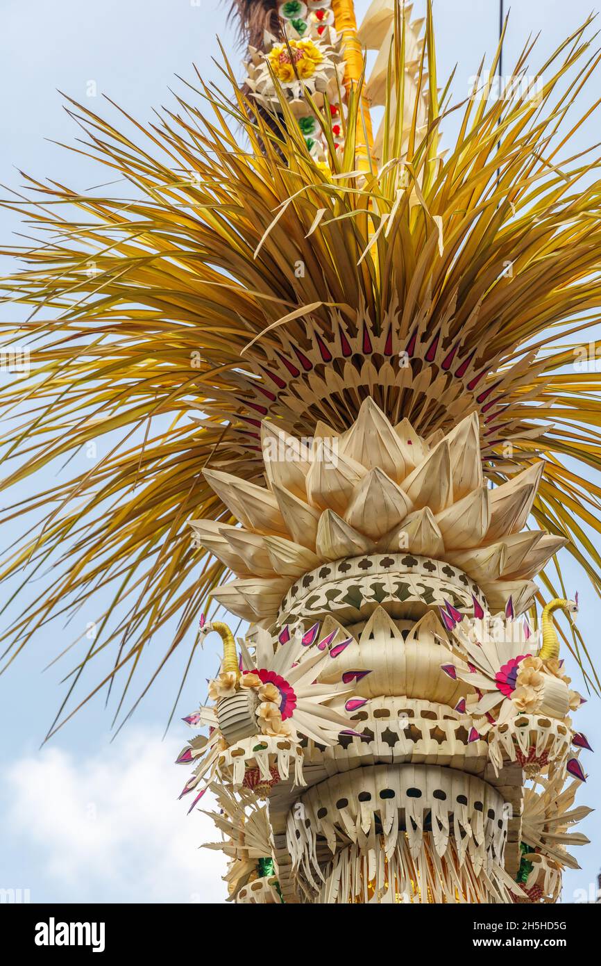 Details zu Penjor - Reethrapfstangen aus Bambus für Galungan Celebration, Bali Island, Indonesien. Vertikales Bild. Stockfoto