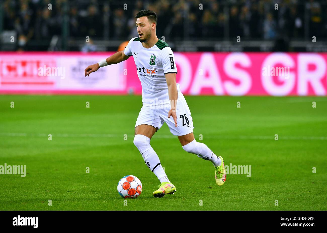 Bundesliga, Borussia Park Mönchengladbach, Bor. Mönchengladbach´s VfL Bochum; Mönchengladbachs Verteidiger Rami Bennebaini. Stockfoto